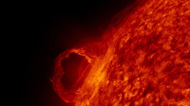 Si apre un buco nel Sole e la Terra potrebbe venir investita da tempeste solari