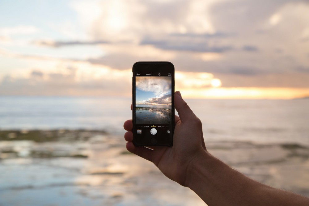 Cosa fare se lo smartphone cade in mare