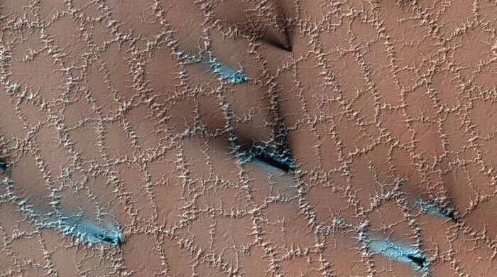 Marte: bizzarri poligoni si stanno incrinando sulla superficie del pianeta
