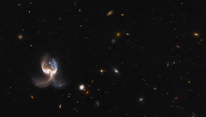 Angelo spaziale: l’illusione catturata da Hubble creata da una fusione galattica