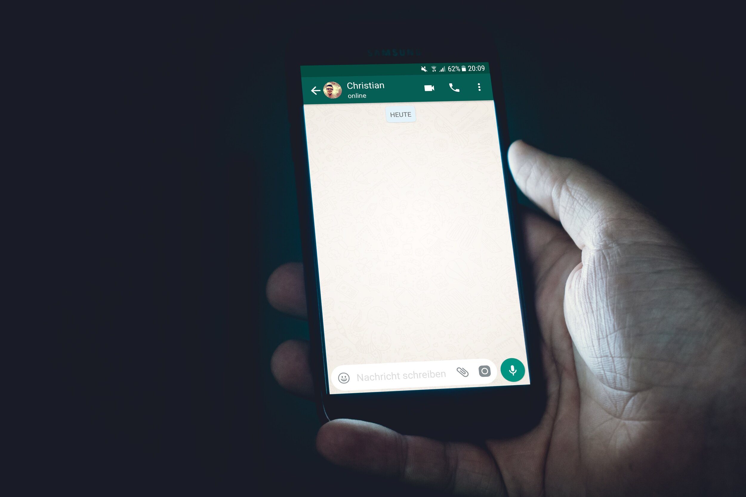 Come ascoltare messaggi audio su WhatsApp senza visualizzare