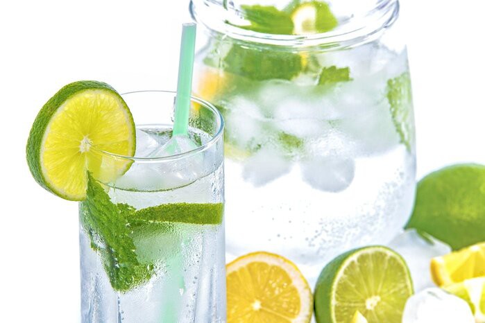 Acqua al limone: berla ogni giorno può portare a sorprendenti effetti collaterali