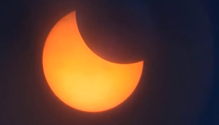 La Luna Nera ha dato vita ad un’eclissi solare parziale: ecco le immagini