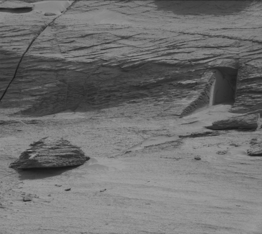 Marte: in una foto della NASA compare una porta tra le rocce